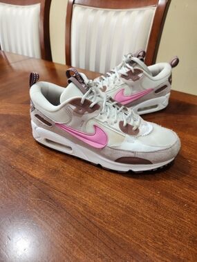 Nike Women’s Air Max 90 in Pink and Beige Women Size 9 Used
